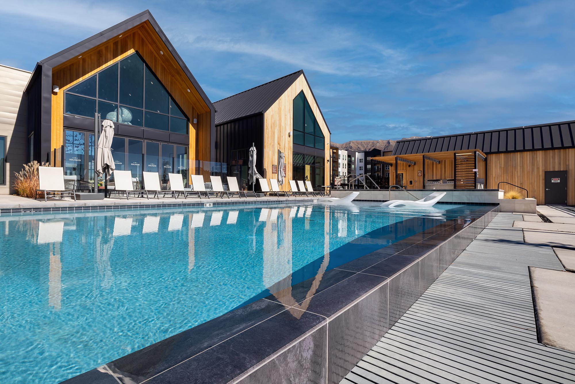 Solhavn-Apartments-Exterior-Clubhouse-Pool-Edge-Angle