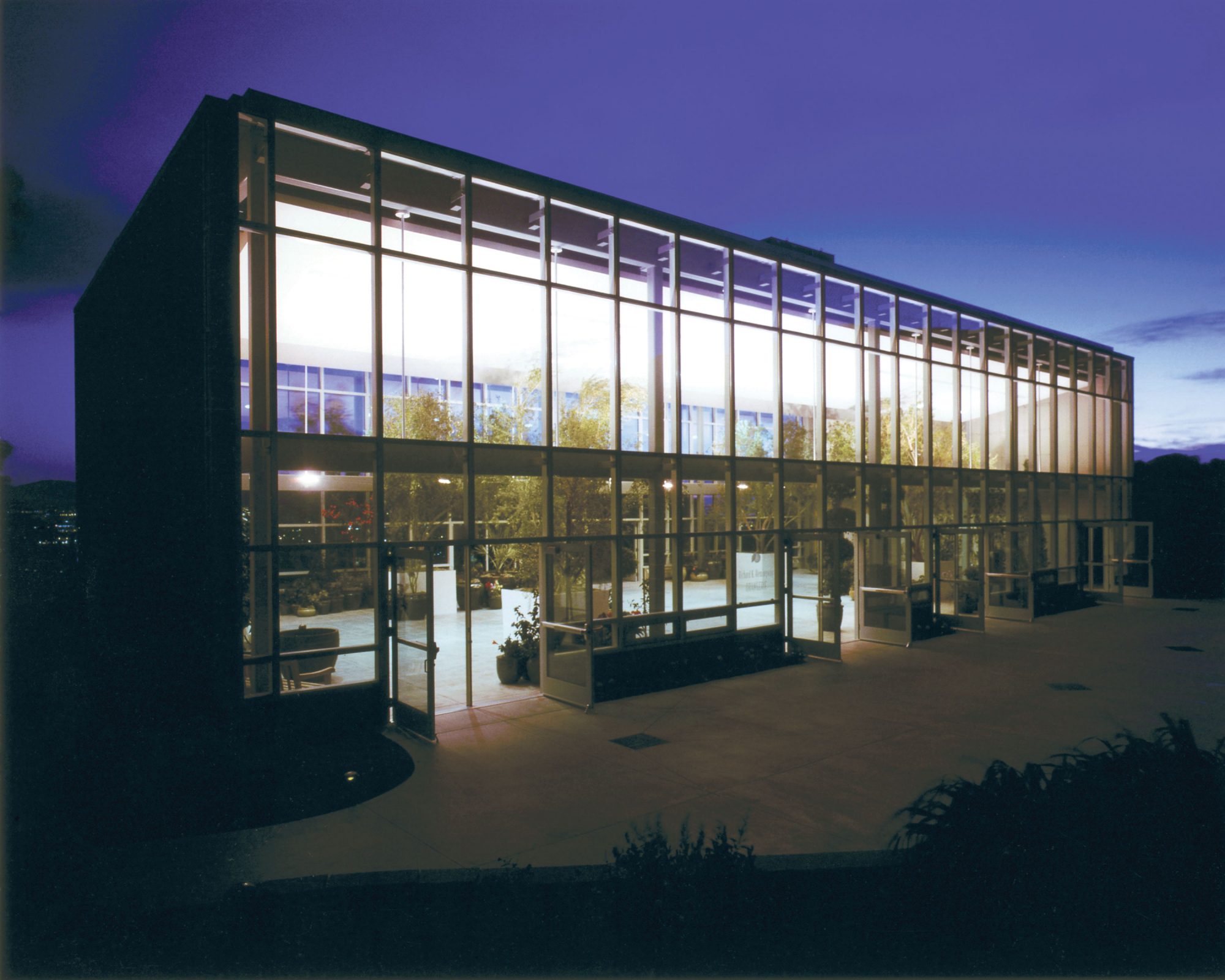 ext_Orangerie_night-entrance