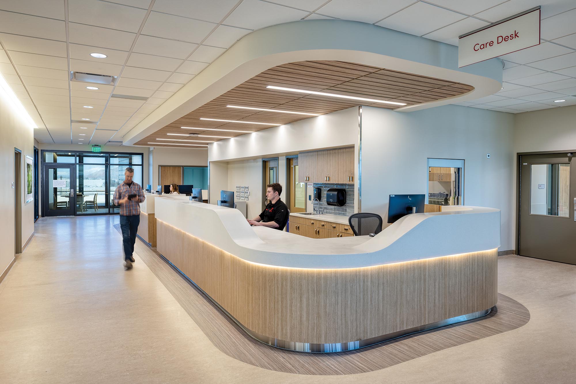 HMHI-Kem-Carolyn-Gardner-Crisis-Care-Center-Interior-L3-Care-Desk-People
