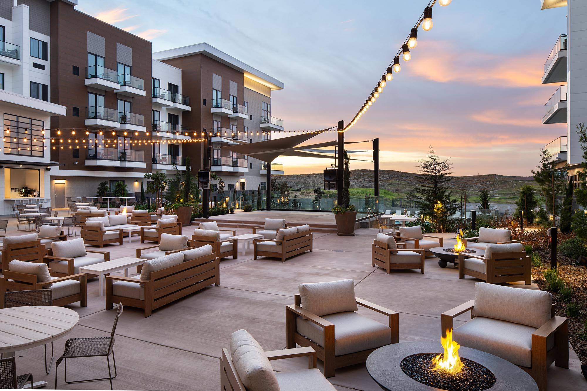 Monterey-Marriott-Courtyard-and-Residence-Inn-Exterior-Piazza-Dusk-02