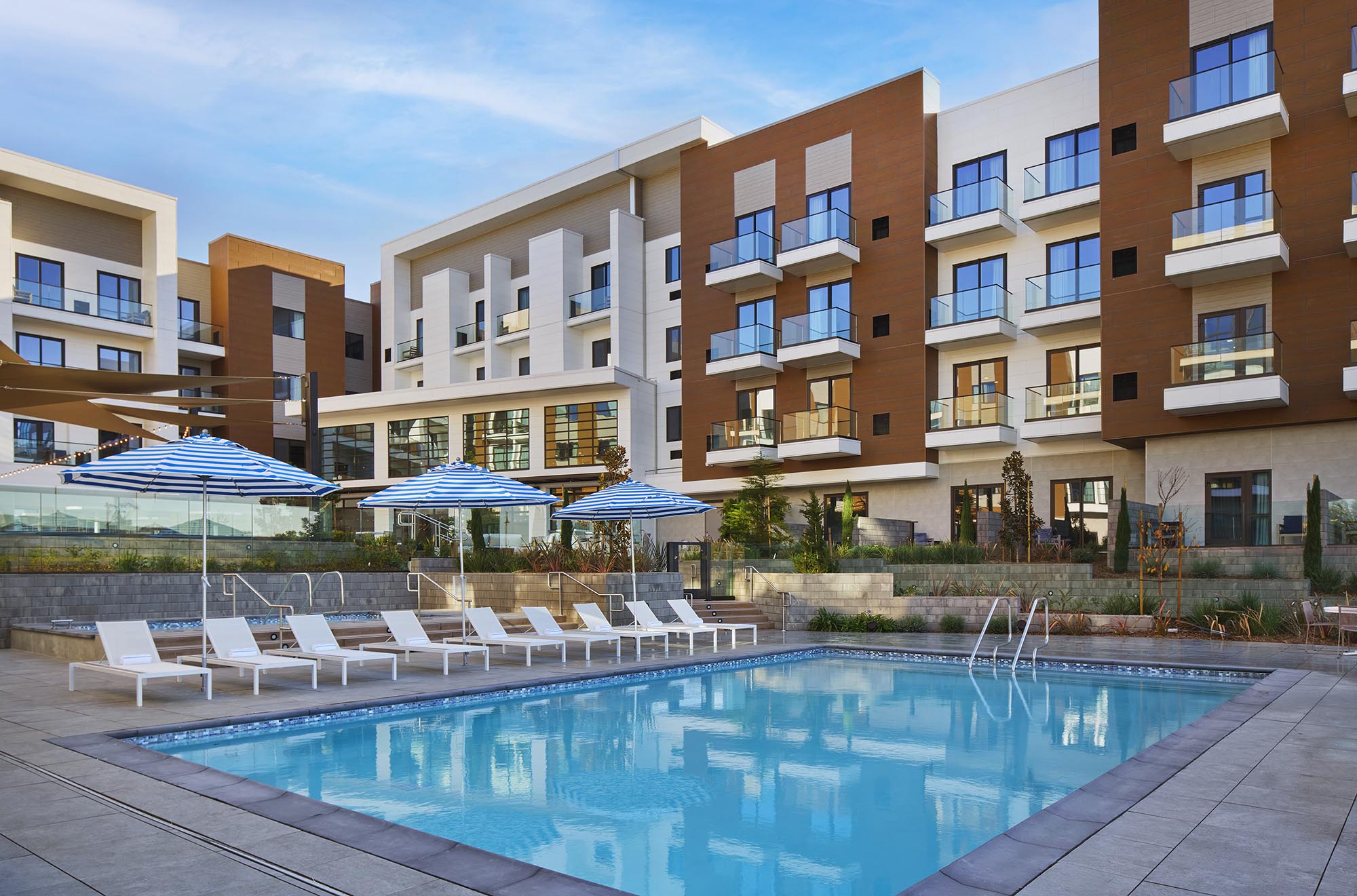 Monterey-Marriott-Courtyard-and-Residence-Inn-Exterior-Piazza-Pool-Daytime