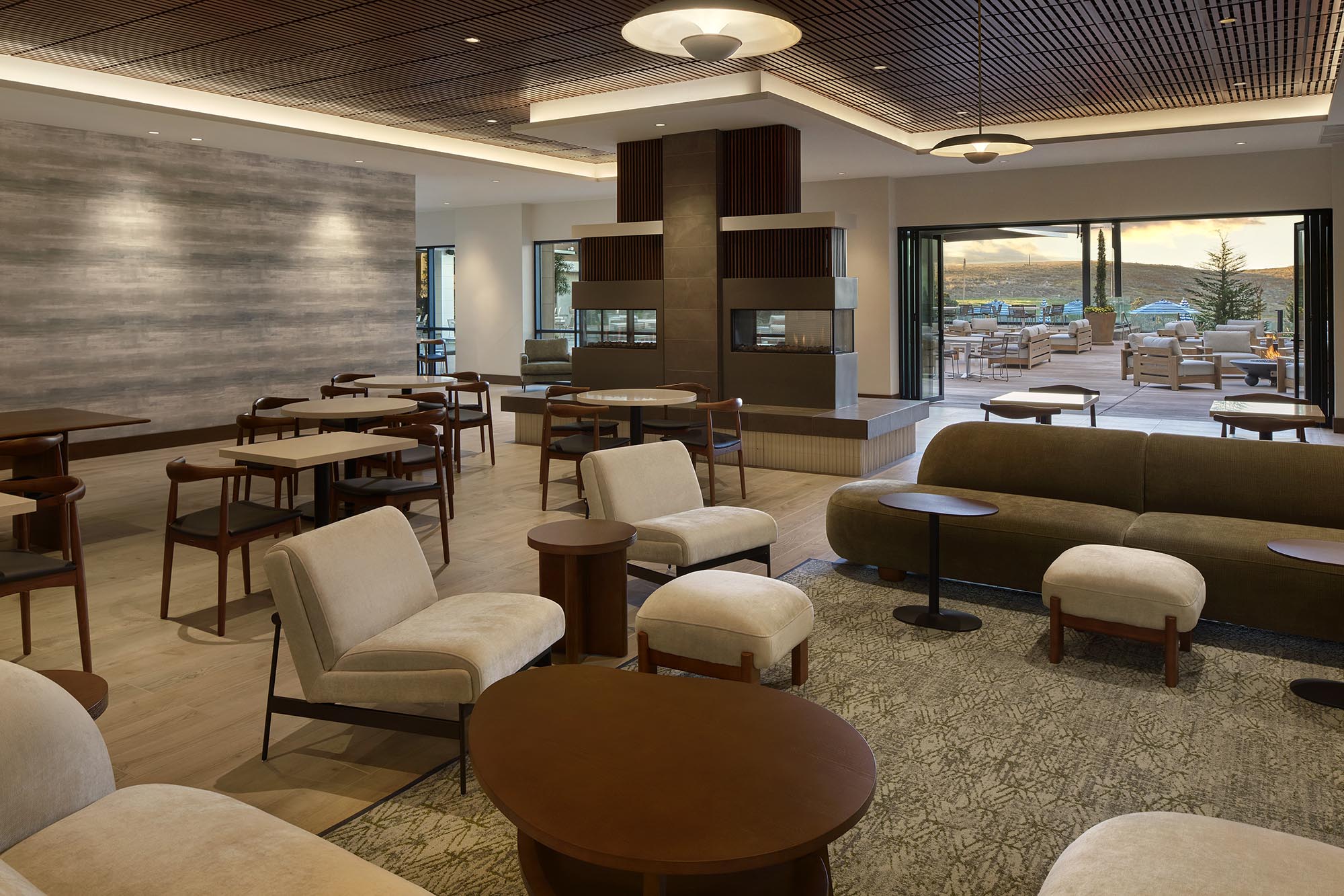 Monterey-Marriott-Courtyard-and-Residence-Inn-Interior-Livingroom-Overview-View-Out