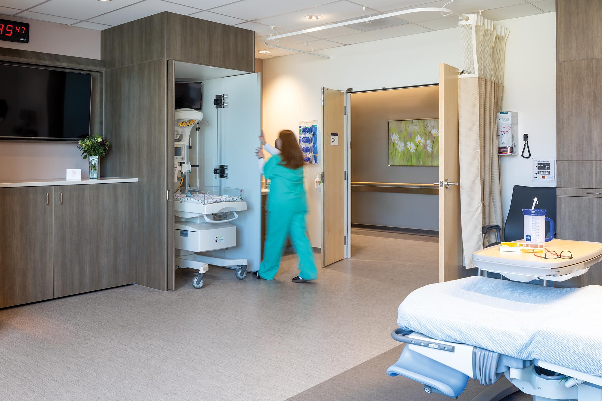 Alta-View-Hospital-Remodel-Interior-Womens-Services-LDRP-Room-with-Infant-Resus-Nurse
